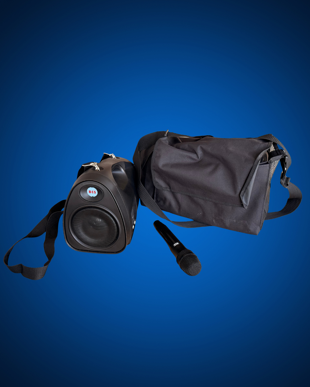 Abbildung der zwei Boxe, eine davon in der Tragetasche. Mikrofon. Blauer Hintergrund