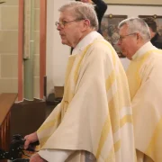 Pfarrer Helmut Middendorf beim Einzug in die Holdorfer Kirche St. Peter und Paul.