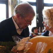 Elisabeth Fröhle gratuliert im Namen des Pfarreirates und überreicht Pfr. Middendorf ein Geschenk.