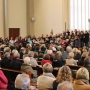 Der Chor setzte sich aus den verschiedenen Chören unserer Pfarrei zusammen.