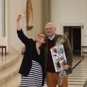 Pfarrerin Pia Schäfer überreichte Bilder der verschiedenen "Selfies" die sie bei ökumensichen Aktionen mit Pfarrer Wölke geschossen hatte - und nutze die Gelegenheit gleich für ein weiteres Bild.