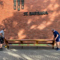 Auch in Handorf-Langenberg hat eine Bank einen tollen Platz vor der Kirche gefunden.